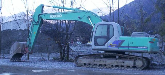 Kobelco_SK250NLC_Schuttberg.jpg