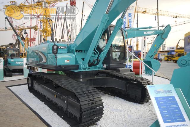 bauma_china_2008_kobelco_03.jpg