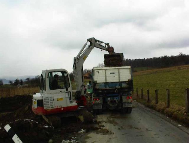 LKW_laden_mit_Bagger_2.jpg