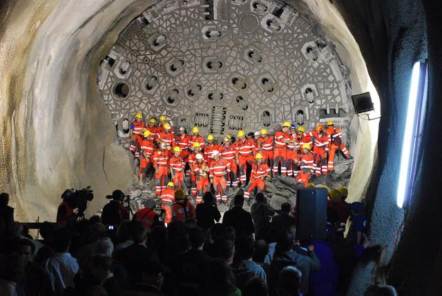 gotthard_basistunnel_durchschlag_westroehre_02.jpg