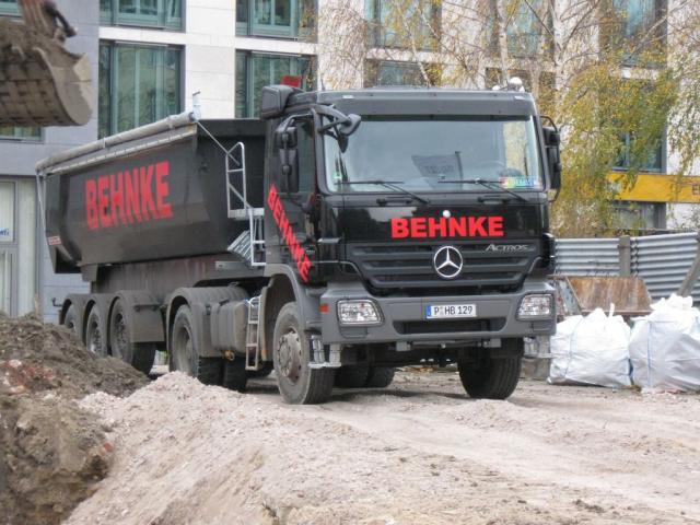 Actros_2041_MP2_beim_Laden.jpg