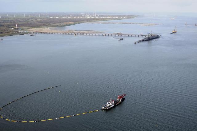 bunte_schneidkopfsaugbagger_pirat_x_jade_weser_port.jpg