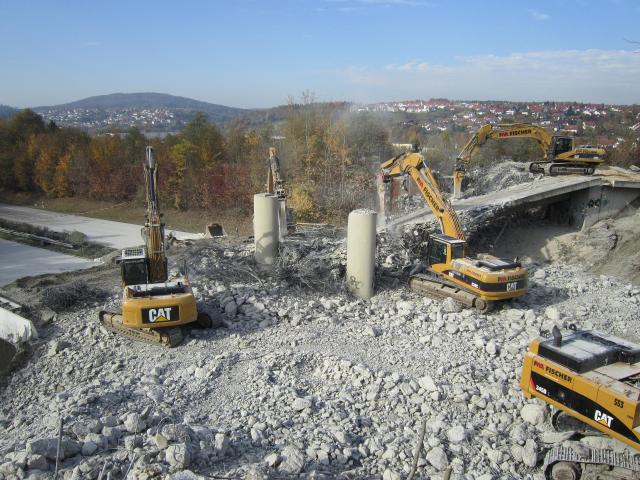 Atlas_Copco_hydraulic_attachments_in_bridge_demolition.JPG