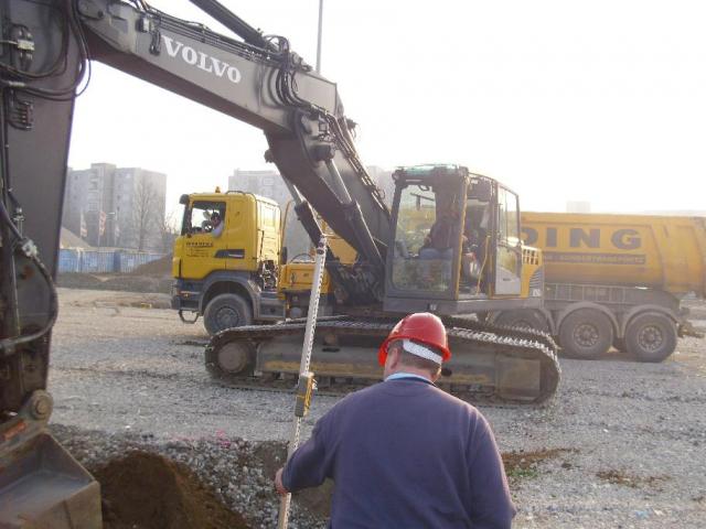 Hochbau_40__Subunternehmer_mit_eigenem_Bagger.JPG