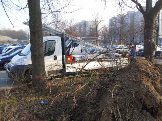 Hochbau_33__Bauschild_Montage.JPG