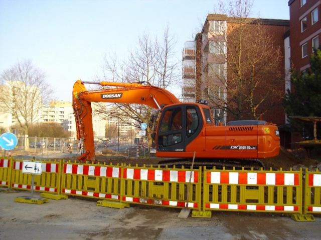 Marktstra_e_12__Doosan_DX_225_LC_.JPG