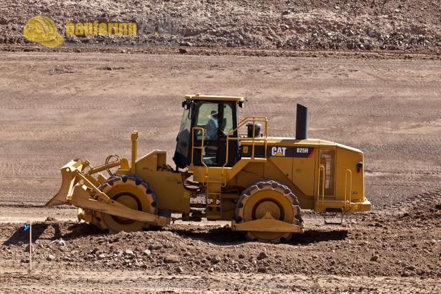 039_caterpilllar_825H_compactor.jpg