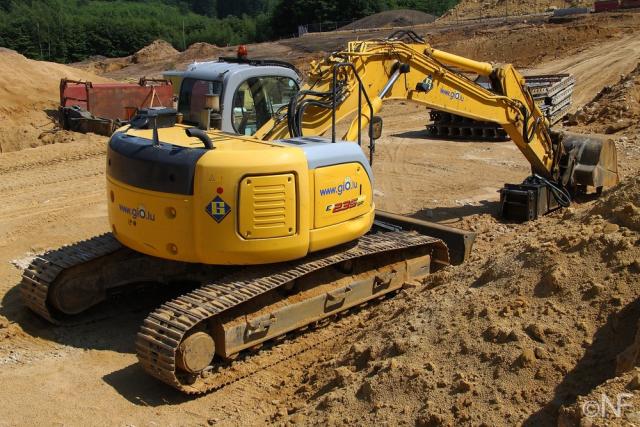 New_Holland_Kobelco_E235SR__2_.JPG