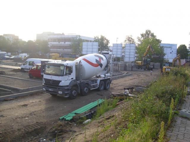 005__Anlieferung_von_Trockenm_rtel_f_r_die_Bordsteine_durch_Holcim__Deutschland__AG___www.holcim.de_.JPG