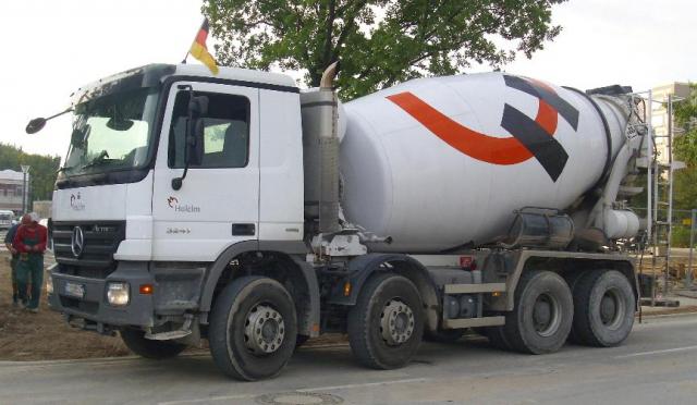 057__Anlieferung_von_Trockenm_rtel_f_r_die_Bordsteine_durch_Holcim__Deutschland__AG___www.holcim.de_.JPG