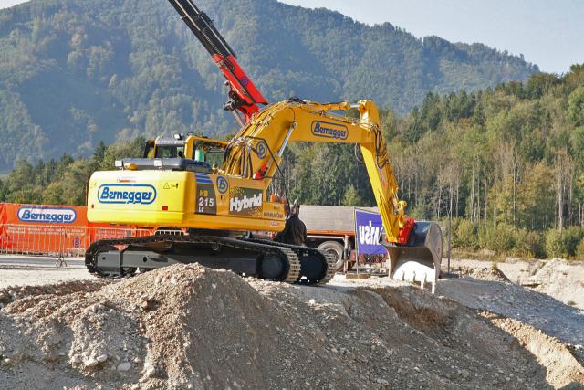 Komatsu_Hybridbagger_HB215LC_3.jpg