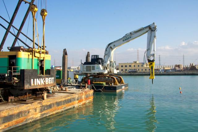 Atlas_Copco_HB_7000_in_Livorno_harbour.jpg