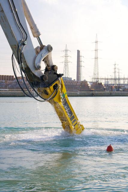 Atlas_Copco_HB_7000_under_water.jpg