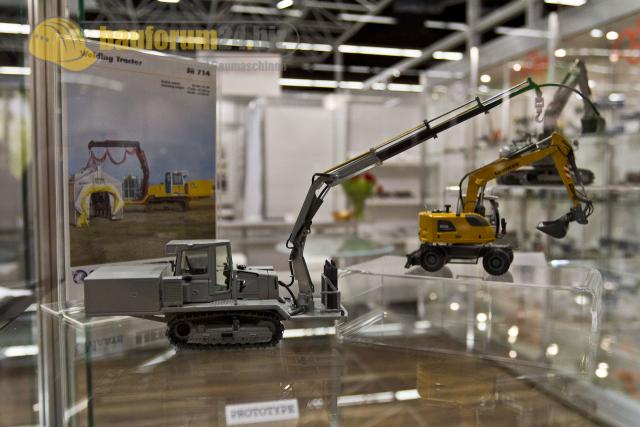 Liebherr_SR714_Modell_NZG_Spielwarenmesse_2012_Nuernberg_87.jpg