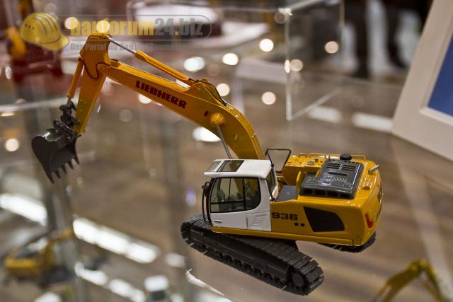 Liebherr_R936_Modell_NZG_Spielwarenmesse_2012_Nuernberg_88.jpg