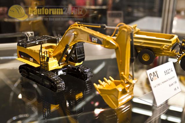 Caterpillar_374D_Modell_Norscot_Spielwarenmesse_2012_Nuernberg_Toy_Fair25.jpg