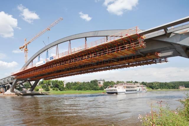 Waldschloesschen_Bruecke_Elbe_Dresden.jpg