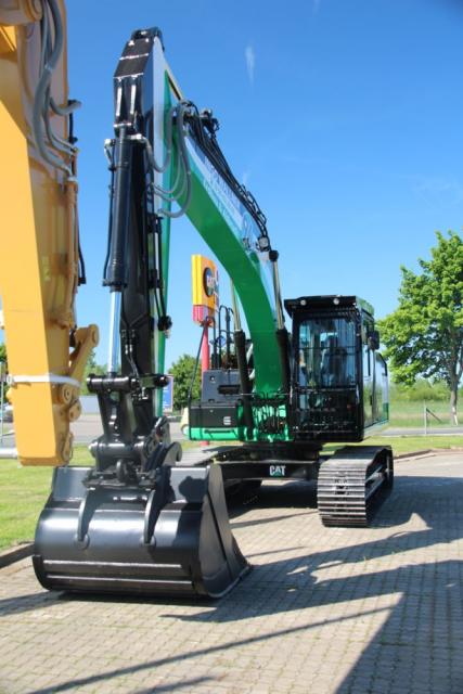 Hannover96_Bagger_Caterpillar_003.jpg