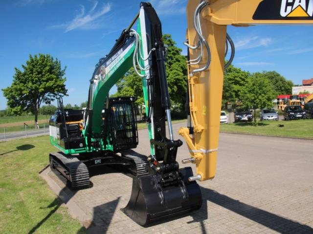 Hannover96_Bagger_Caterpillar_004.jpg