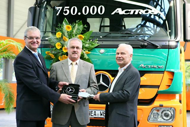 750.000ster_Mercedes_Benz_Actros_an_Kunden__bergeben.jpg