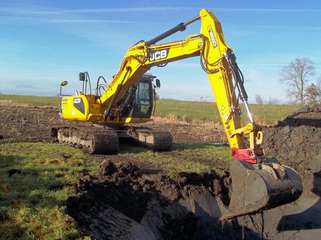 JCB_Bagger_JS220_Einsatz_Deichbau.jpg