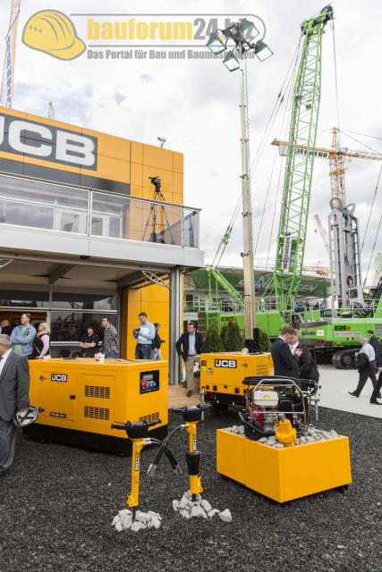 Bauma_2013_JCB_24.jpg