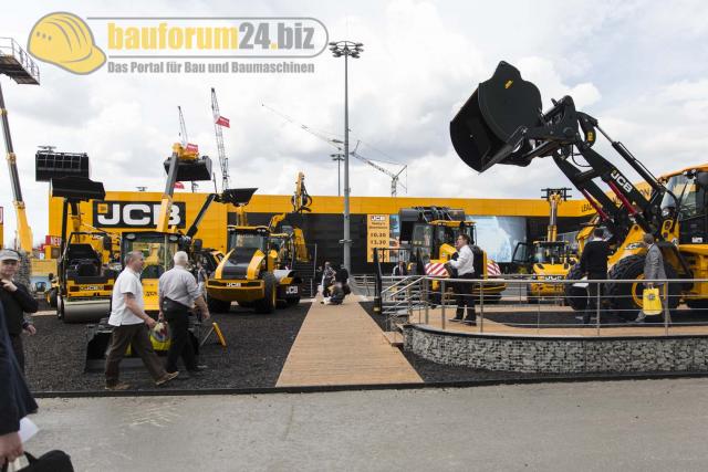 Bauma_2013_JCB_25.jpg