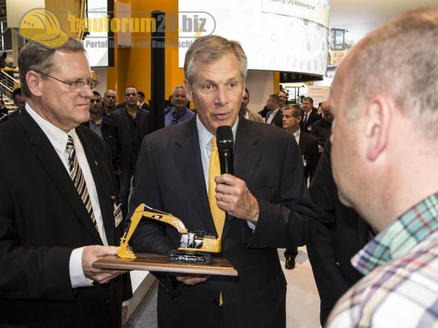 CAT_CEO_Doug_Oberhelman_Bauma_2013_7.jpg