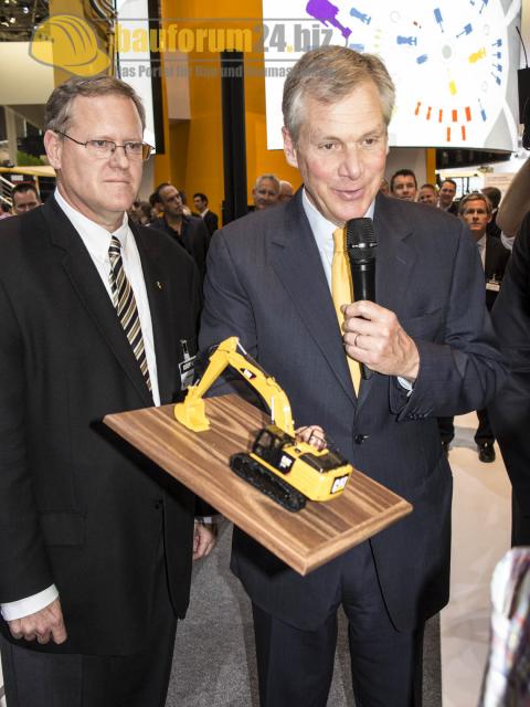 CAT_CEO_Doug_Oberhelman_Bauma_2013_8.jpg