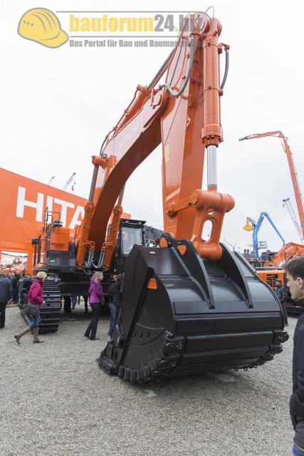 Hitachi_Bauma_2013_17.jpg