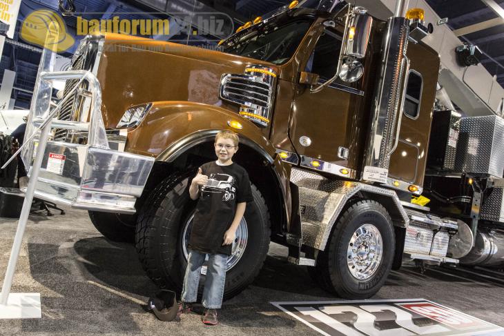 conexpo2014_freightliner_truck_11.jpg