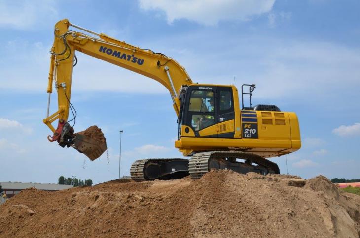 Komatsu_PC210LCi_10_02.jpg