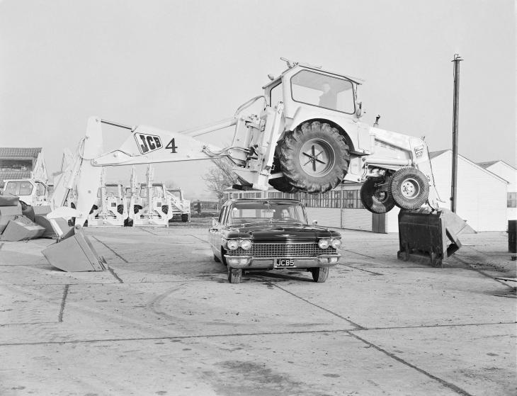 1962___the_JCB_Dancing_Diggers_make_their_first_appearance_02.jpg