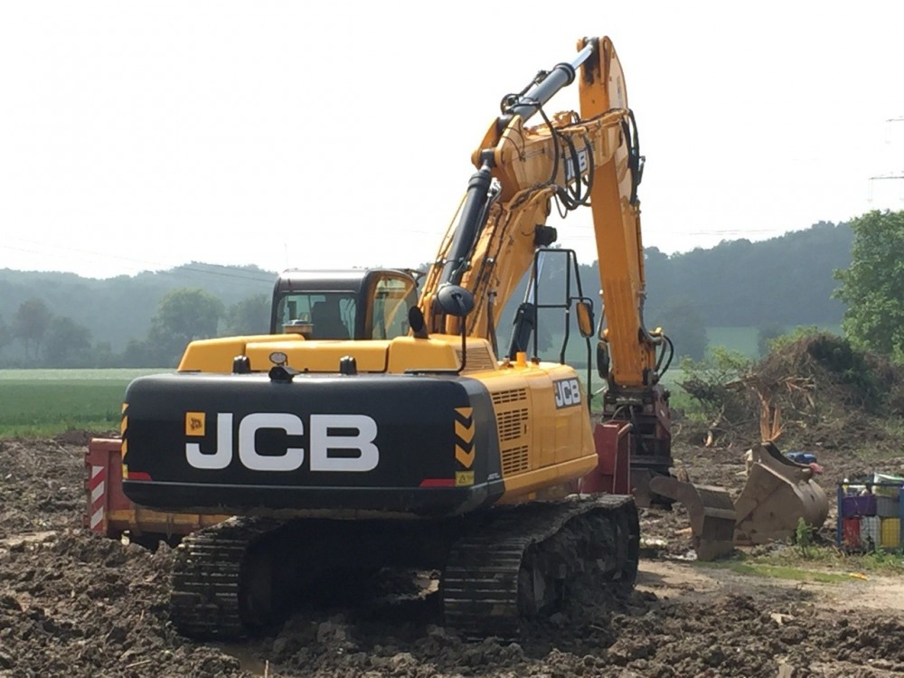 PundZ JCB 002.jpg