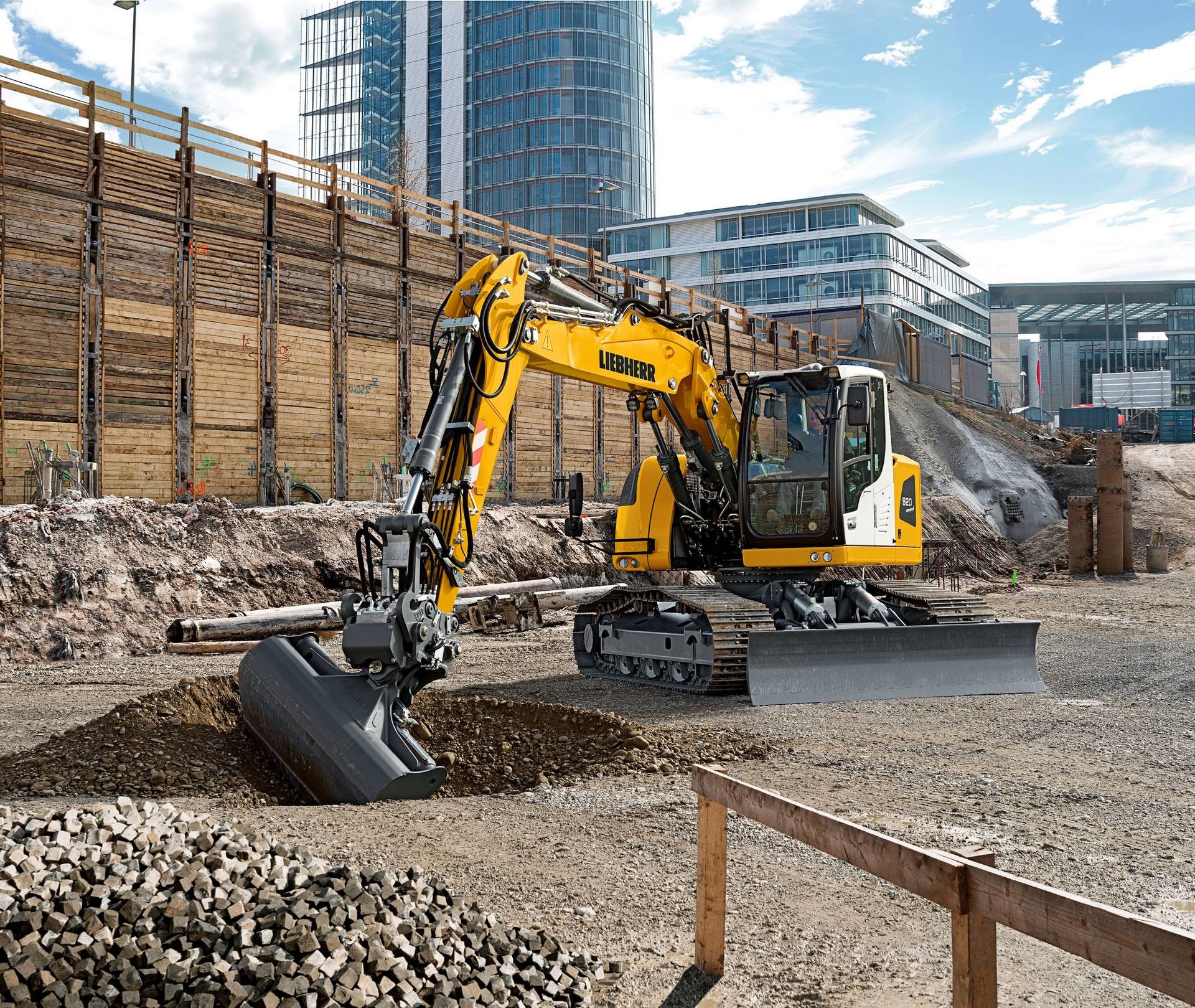 При строительстве дома экскаватором. Liebherr r920. Excavator Liebherr r920. Либхер 920. Либхер экскаваторы 920.