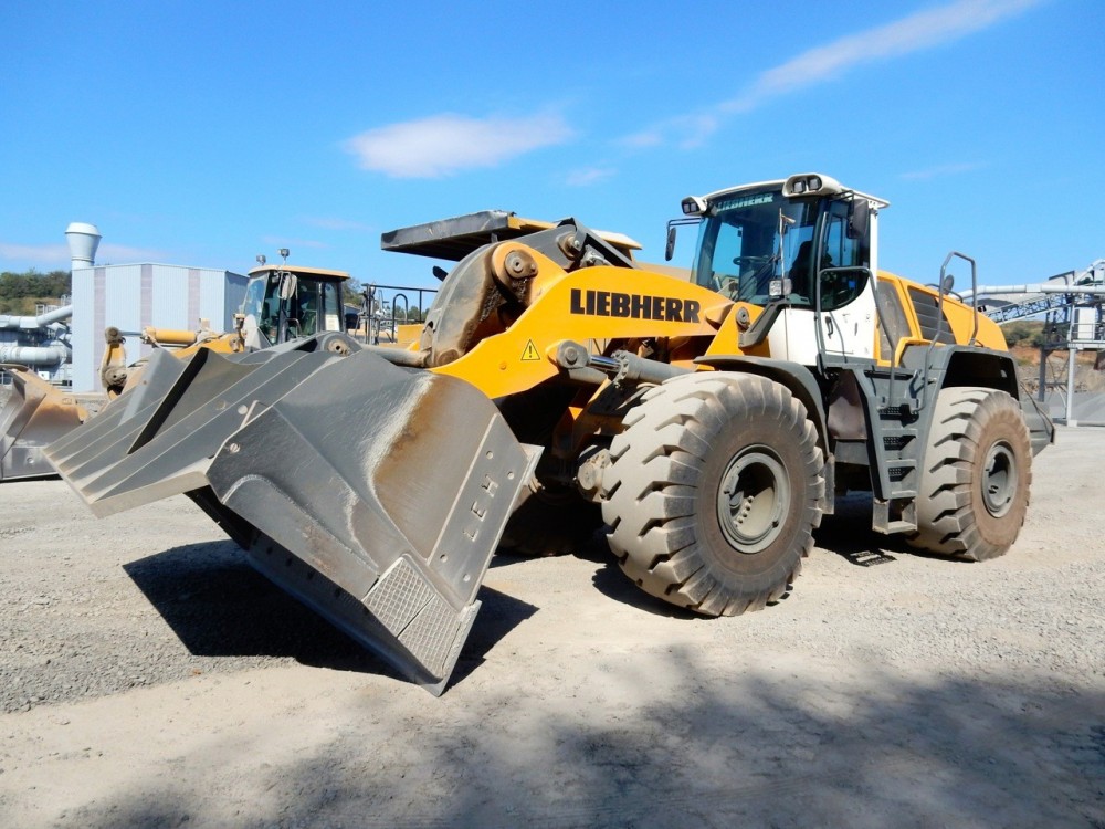 RPBL Liebherr 586 002.jpg