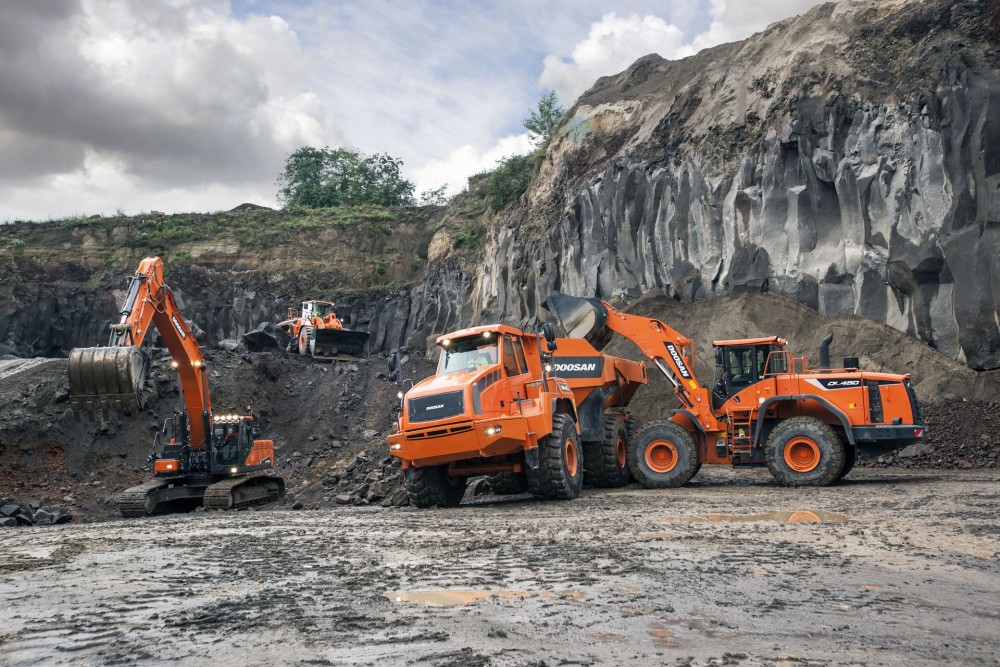 Doosan Familie im Steinbruch: Radlader, Raupenbagger und Muldenkipper