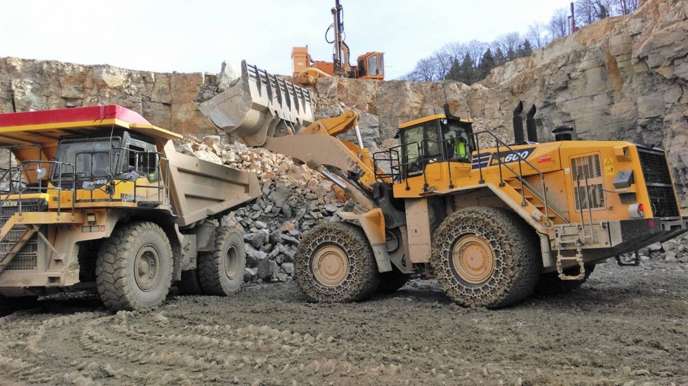 Komatsu WA600-8 mit Rädlinger Ladeschaufel bei der Verladung des gesprengten Materials auf die Muldenkipper