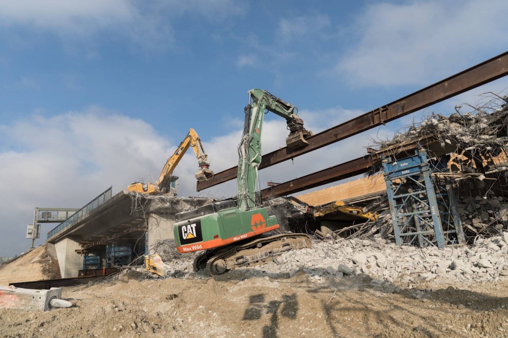 Ein Cat 352F von Max Wild bei Abbrucharbeiten an der A99