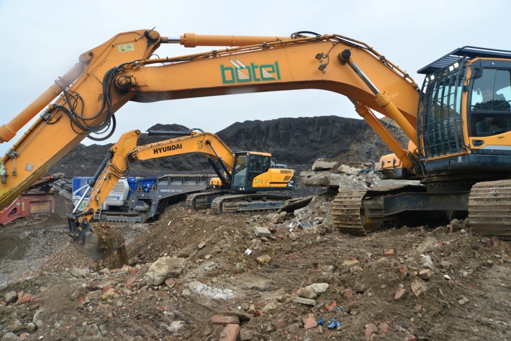 Der HX300 NLC beschickt bei Mascheroder Sand und Kies im Norden von Braunschweig Mobilbrecher