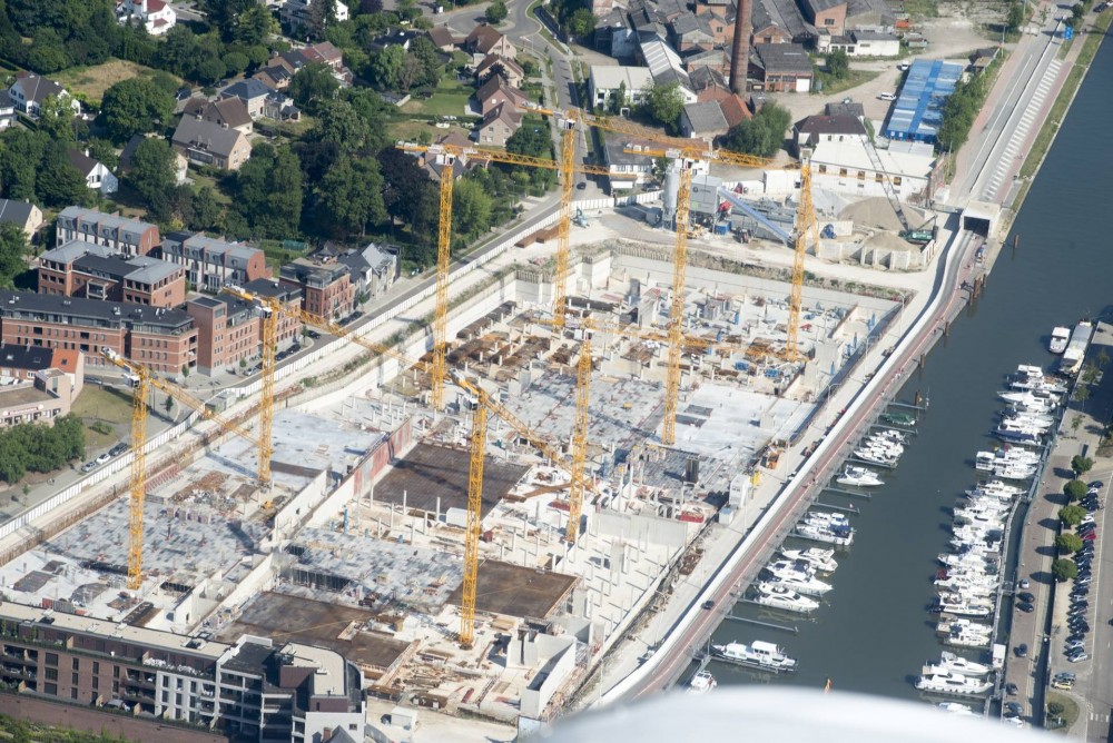 Im Auftrag von STRABAG Belgium NV bauen acht WOLFF Krane das Stadtviertel „Quartier Bleu“ am Yachthafen von Hasselt