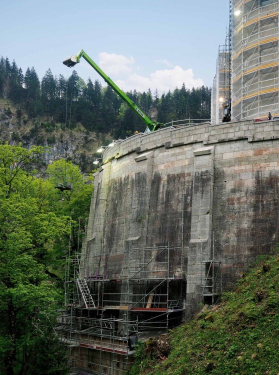 Mit einer Seilwinde ausgestattet, ließ die Maschine aus dem HKL MIETPARK das angehangene Gerüstmaterial von oben in die Tiefe der Pöllatschlucht herunter