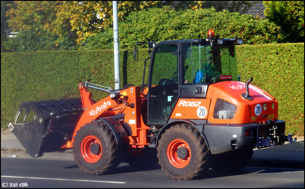 Kubota_R082.thumb.jpg.54bfd3c35361ca400ac9399ff0ac009e.jpg