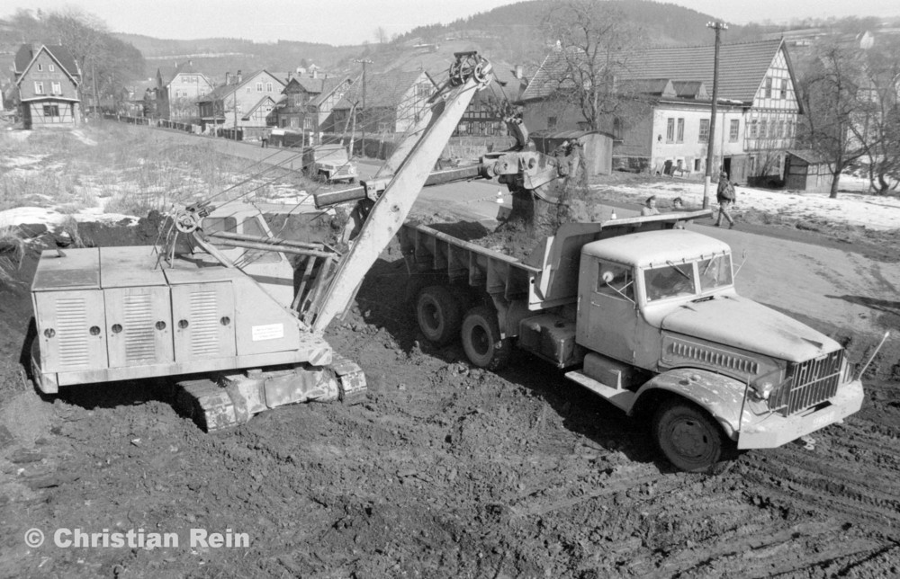 h-sw-055-30-Film1-Erdarbeiten mit Bagger UB60 und KrAZ 222 für Tankstelle am Bahnhof Samstag 10.03.73-03.jpg