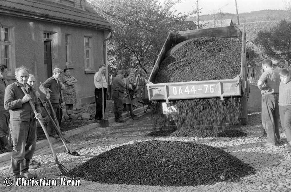 h-sw-044-13-Film1-LKW S-4000 bei Erneuerung der Invalidenstraße mit Teersplitt November 1968-53.jpg