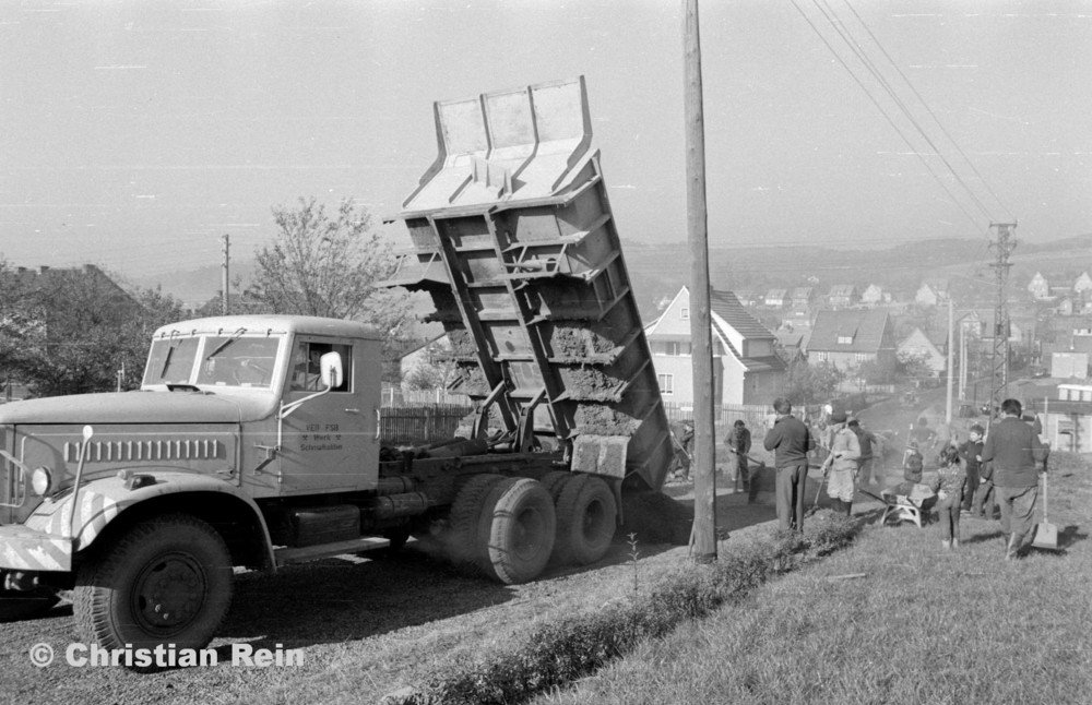 h-sw-056-13-Film3-KrAZ 222 (Straßenbau-Teer am Kirchberg) Samstag 27.10.73-55.jpg