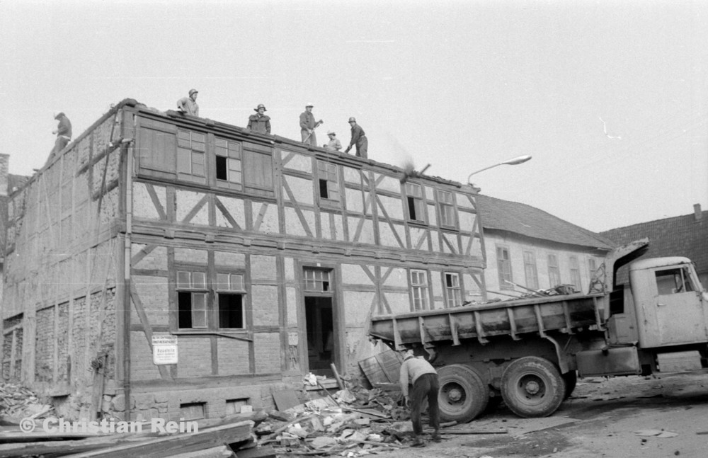 h-sw-055-37-Film2-KrAZ 222 beim Abriss des Hauses Bahnhofstraße 2 Ende April 1973-15.jpg