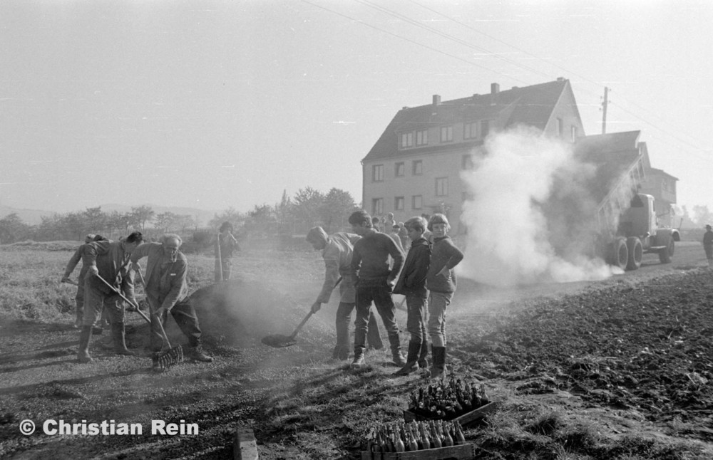 h-sw-056-13-Film3-KrAZ 222 (Straßenbau-Teer am Kirchberg) Samstag 27.10.73-53.jpg