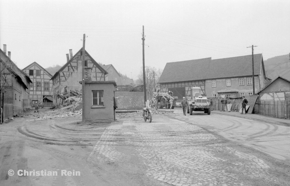 h-sw-055-37-Film2-KrAZ 222 und Lader HON 053 beim Abriss des Hauses Bahnhofstraße 2 Ende April 1973-09.jpg