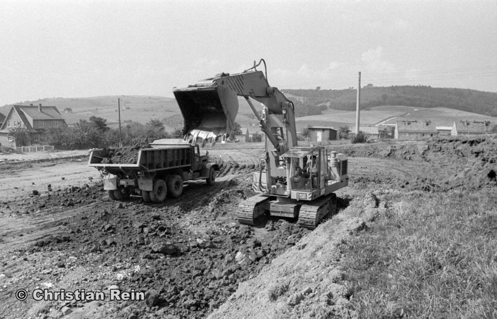 h-sw-058-11-Film1-Ausschachten für Sporthalle mit LKW KrAZ 222B und Bagger NOBAS UB1232 August 1975-06.jpg